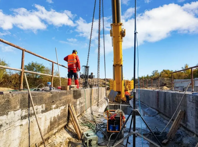 Großgerät auf Baustelle mit blauem Himmel